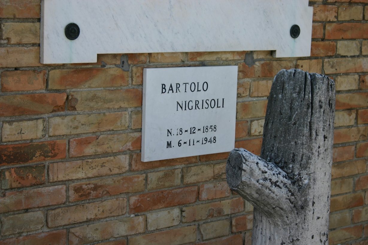 Bartolo%20Nigrisoli%27s%20tomb%2C%20Cemetery%2C%20Sant%27Alberto%20di%20Ravenna%2C%20Italy%20-%2003.JPG